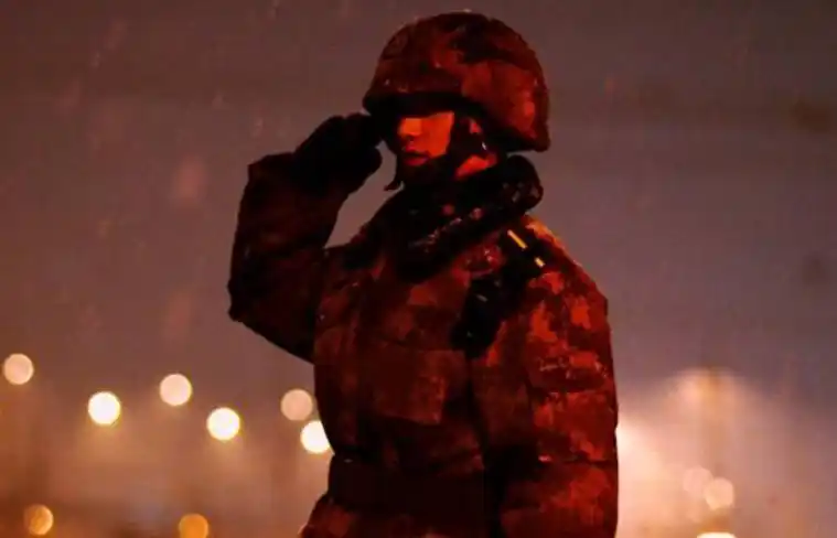 两个站岗士兵,为何一人拿枪,一人拿子弹?