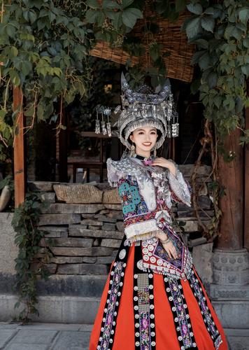 贵州云南广西湘西苗族盛服饰重工土家族舞台演出走秀婚服摄影旅拍