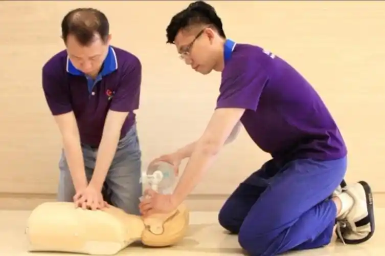 (心肺复苏术),进行胸外按压及利用电击器进行去颤使心脏恢复正常跳动