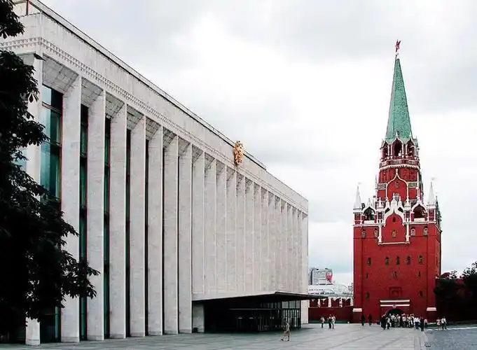 大克里姆林宫俯视图大礼堂和特罗伊茨卡亚塔中央宫中央宫建于14世纪