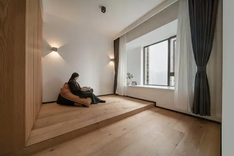 飘窗两侧内凹空间做了隔板收纳,窗帘做在飘窗内侧,既可以更好的遮挡