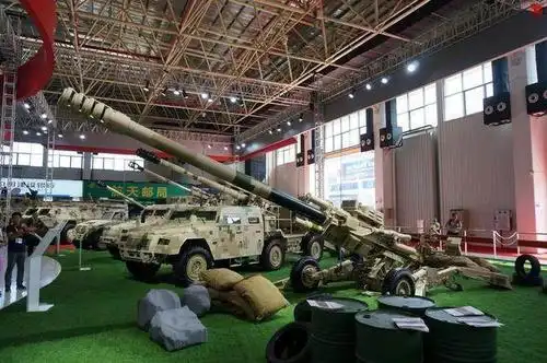 中国超轻型榴弹炮,安装动力减轻炮手负担,美国人为何不这么干?