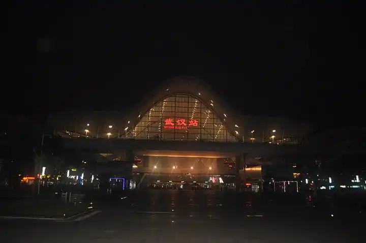 夜晚的武汉站,第二天就要去岳阳啦!