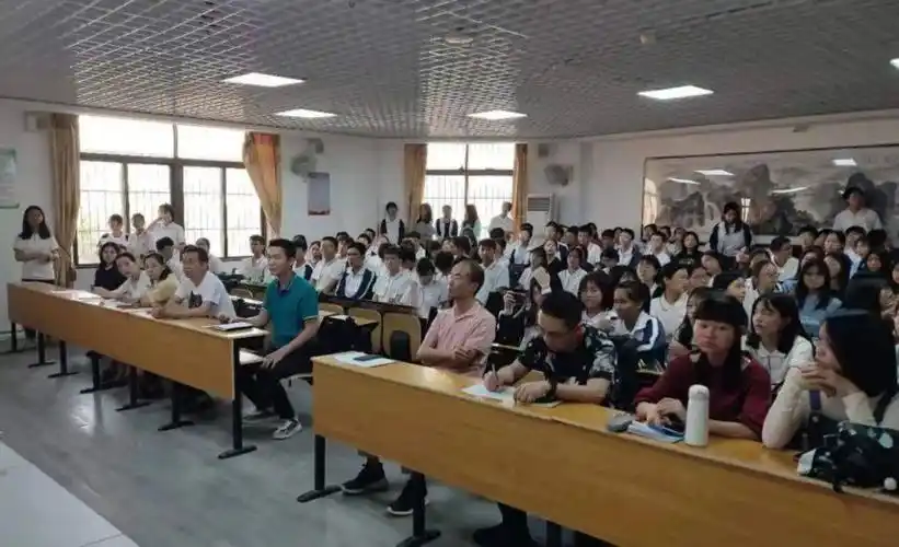 基层动态仙城中学举办铭记光辉历史发扬革命精神纪念五四运动102周年