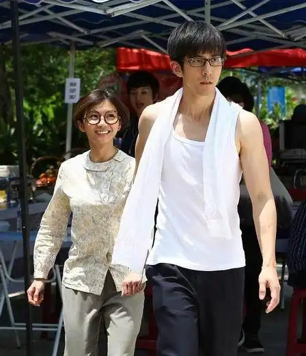 ▼豆花妹真的被修杰楷电到.(图/华映提供)