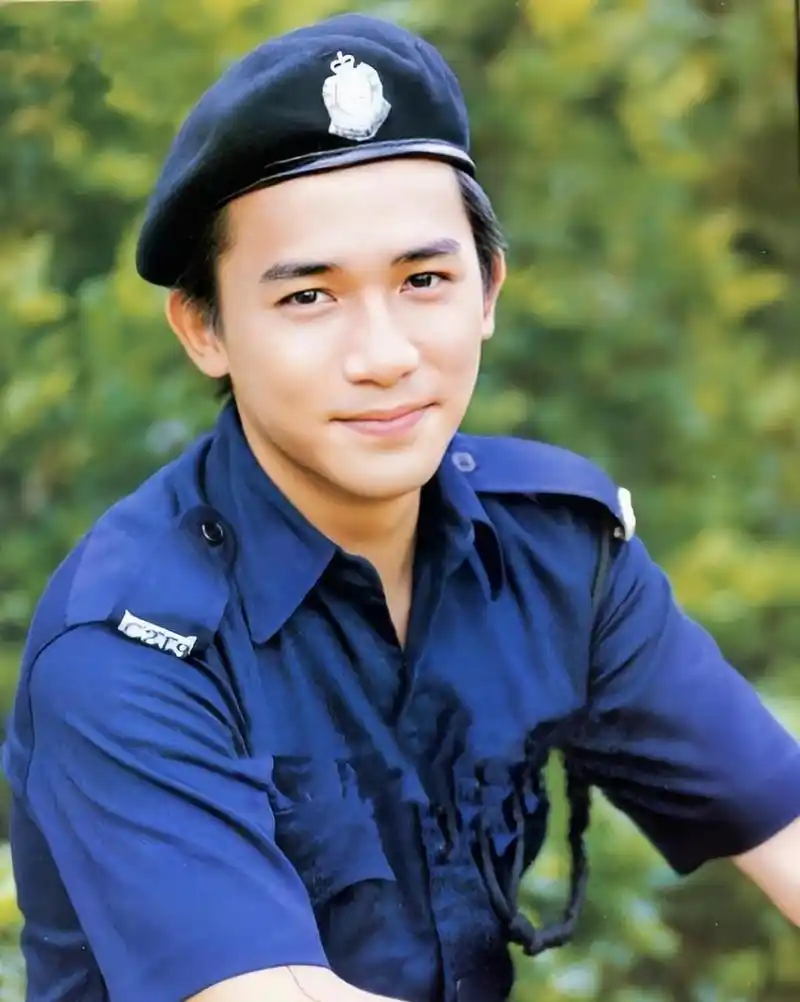 梁朝伟年轻时不是特别帅,属于大众脸,但是身上却散发出迷人的气质,这