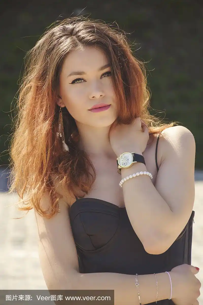 青年女人,注视镜头,黑色连衣裙,可爱的,罗马尼亚