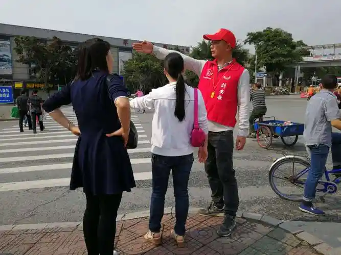 行人问路,刘安恒队长热情为她们指路.
