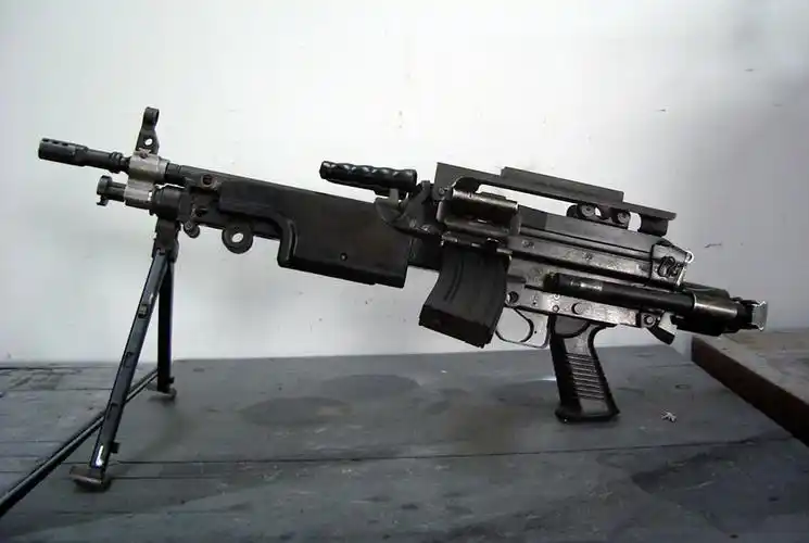 美军有种轻机枪既可以装弹链有可以插弹夹是是哪个型号?