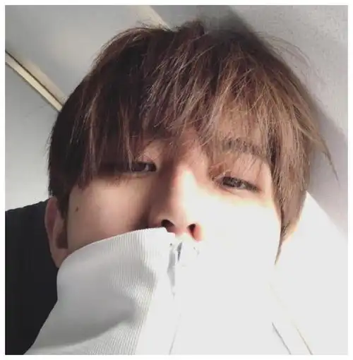 蔡徐坤晒22岁自拍照,素颜皮肤状态超极好,下颚线十分优|蔡徐坤|自拍