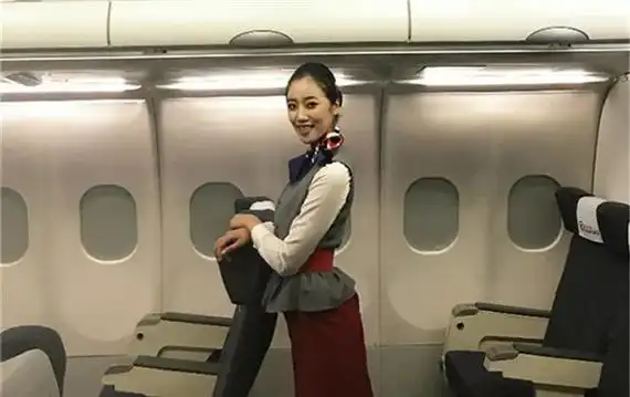 重庆航空空姐王子怡:会跳舞的空姐都是真女神