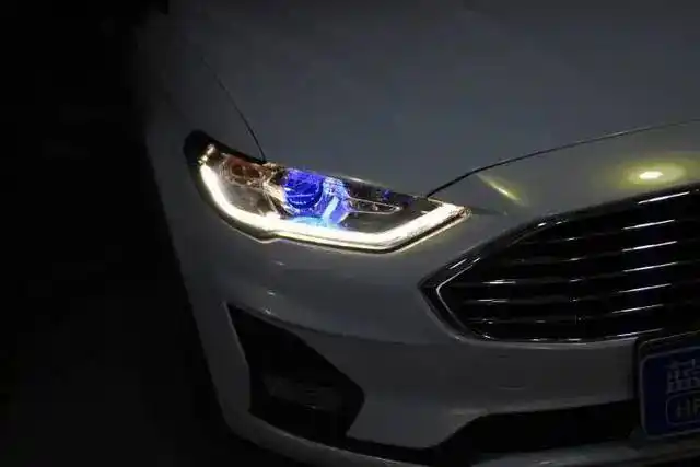 合肥改装激光大灯:蒙迪欧改装激光大灯 效果真不错