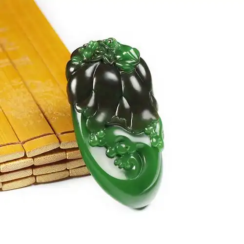 碧玉巧雕挂件-荷叶蛙趣_挂件_玉界臻品玉雕艺术中心