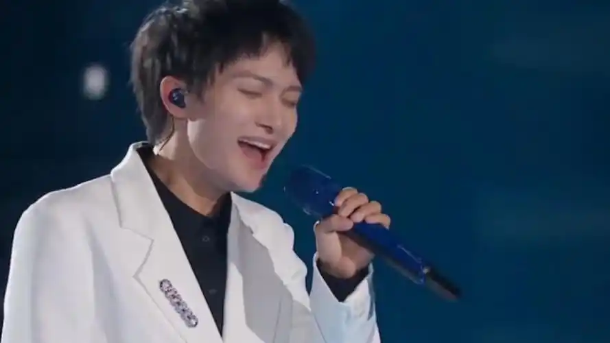 周深翻唱《左手指月》,高音高到爆音!网友:我已开启单曲循环