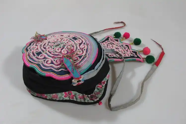 当代黎平侗族缠绣锁绣云花纹棉帽