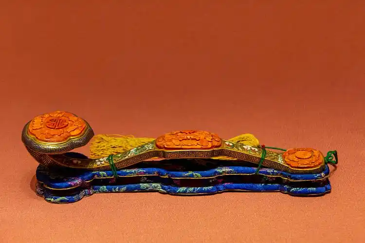 北京故宫馆藏文物:掐丝珐琅嵌珊瑚福寿纹如意(清)图片下载