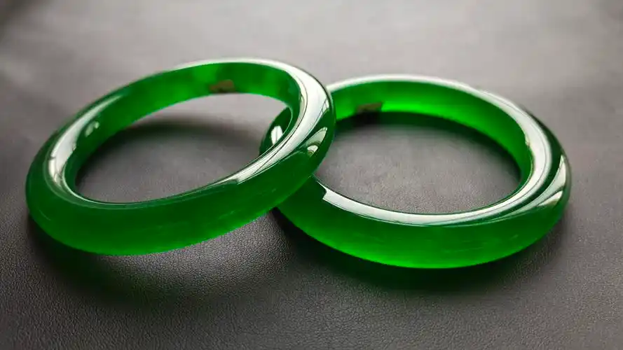 龙石种帝王绿翡翠手镯一对--美术拍卖