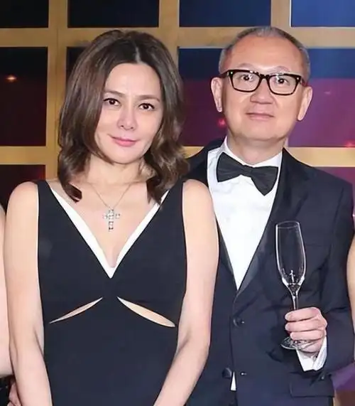 父亲关山找小女友女儿关之琳嫁比他小2岁富商两人28年不来往