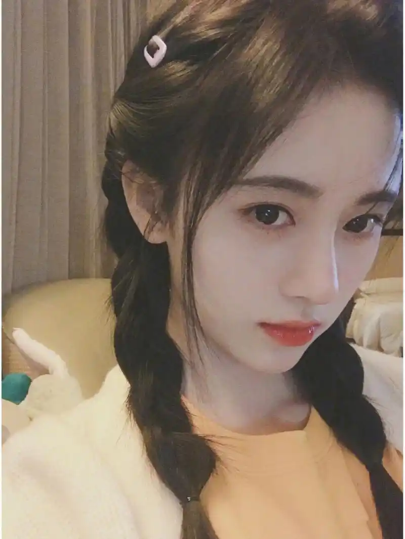 鞠婧祎早期照片	最后一张好傻~  中午好呀	鞠婧祎早期照片