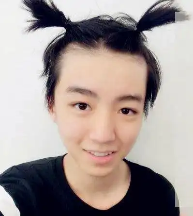 娱乐星发现   王俊凯两束朝天辫,略带羞涩的眼神,显得的十分可爱,不过