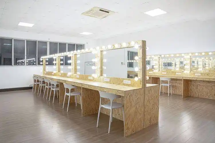 提供演员化妆间及vip休息室.布置完整,家具齐全,浴