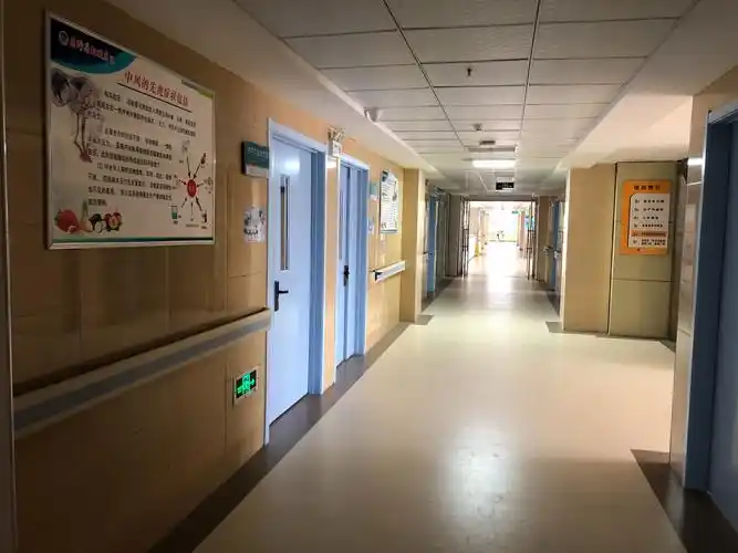 干净整洁的病房走廊