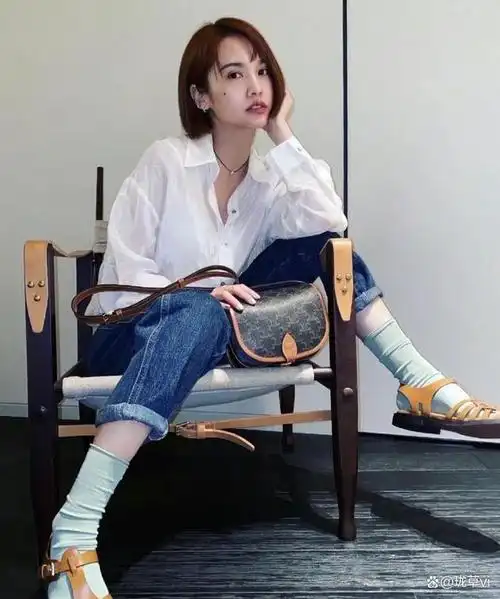 杨丞琳白衬牛仔凉鞋搭配,气质学院风,白衬衫长袜搭配凉鞋