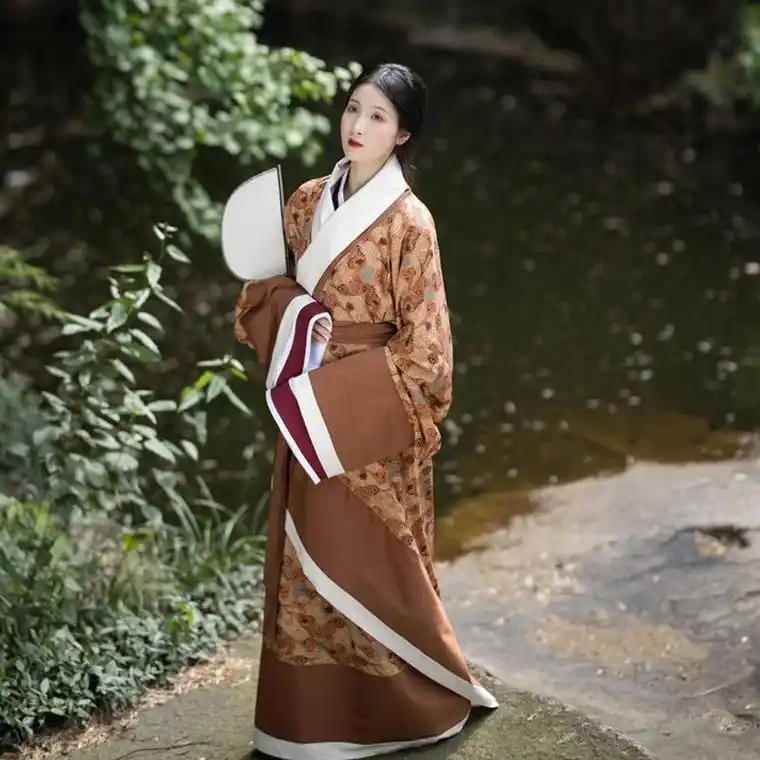 秦汉时期的审美有多绝?看看复原款汉服就知道了,端庄又典雅