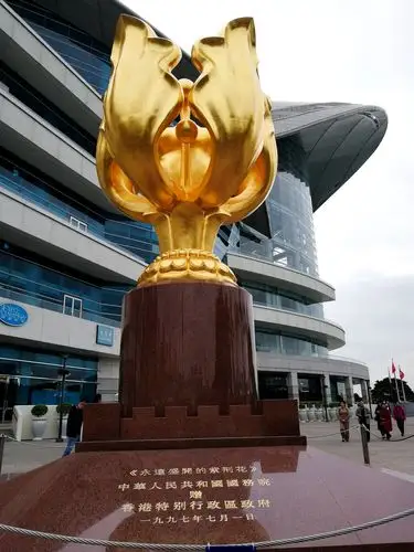 广场】(游览约30分钟):中央人民政府赠予香港的回归纪念贺礼-紫荆花