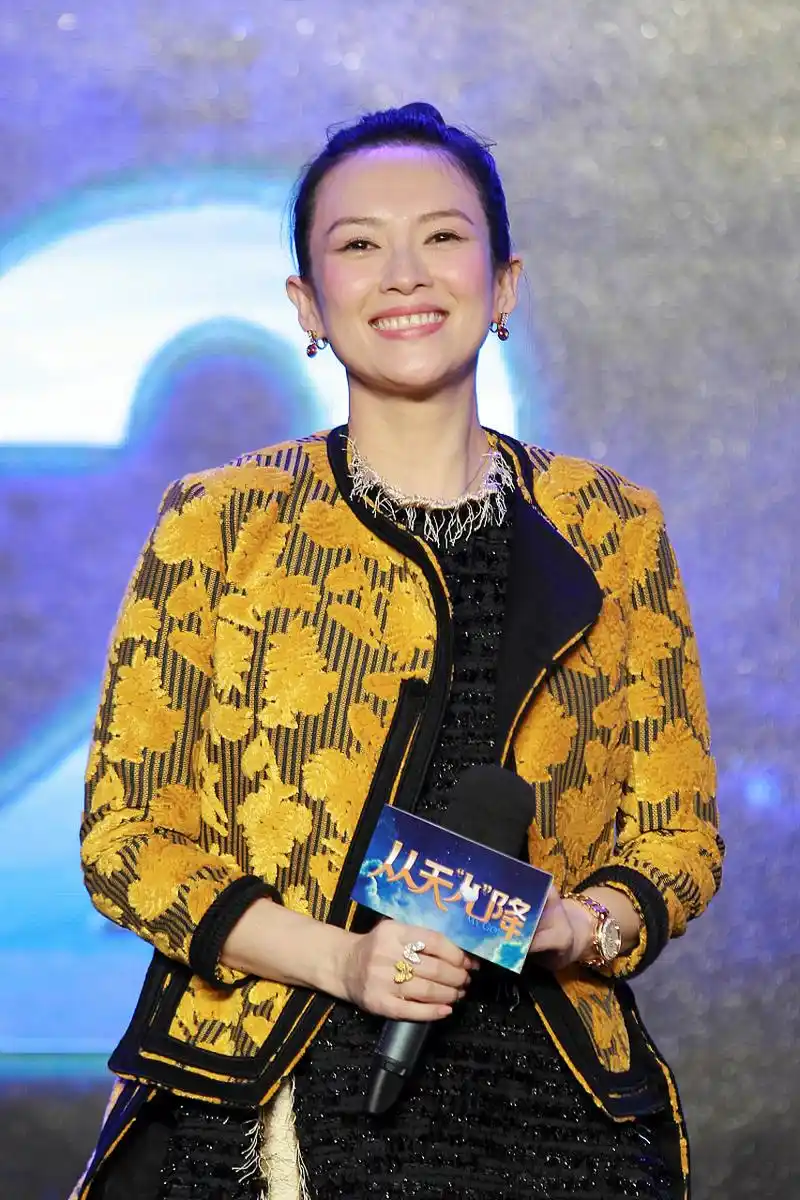 章子怡狗啃刘海  章子怡新戏造型曝光,狗啃刘海引发时尚圈热议!