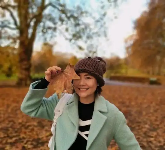 柳红扮演者陈莹晒最新街拍,落叶下玩耍,美妙绝伦!