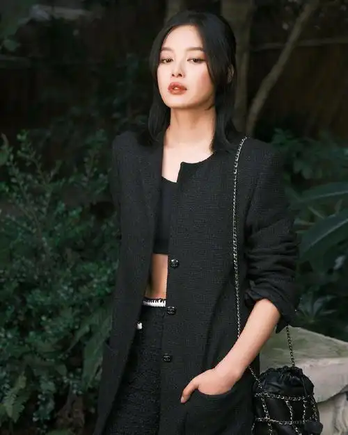 29 ·时尚领域优质创作者 订阅 辛芷蕾换了发型,似乎又要引领中长发的