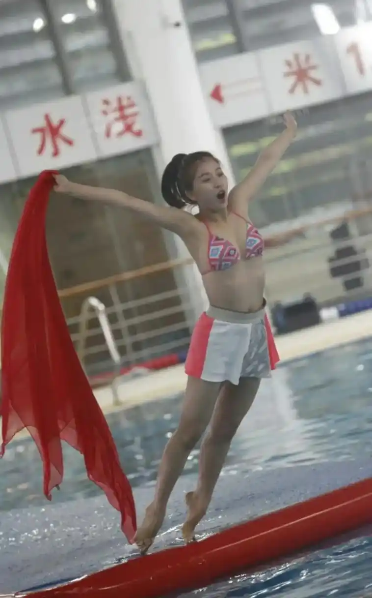 女明星虞书欣早期穿泳装参加节目活动录制!
