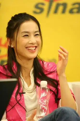 图文:黄圣依杨子做客新浪--黄圣依开怀大笑