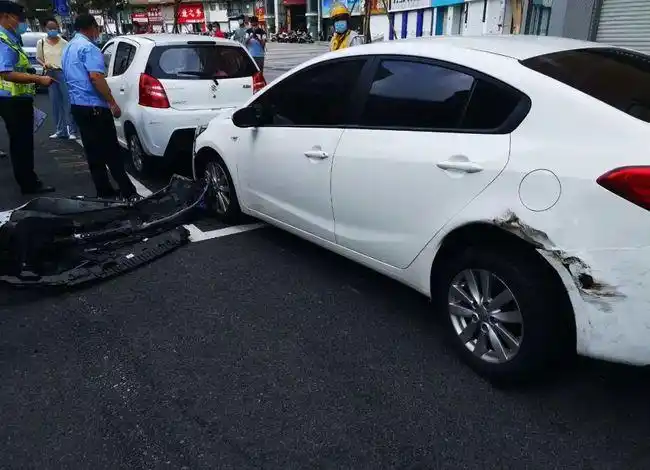人呐百脑汇门口发生离奇车祸