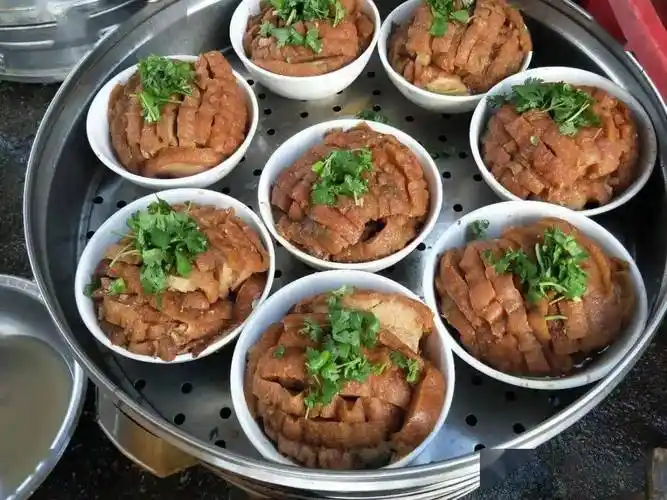 又称"十大碗",最基本的菜品是扣肉,鱼,白切鸡,肉圆汤,排骨,酿,鱿鱼,虾