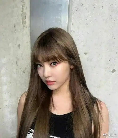 宁艺卓直发齐刘海造型