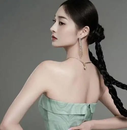 周洁琼私服大放送论归国女idol的穿搭品味简约又个性