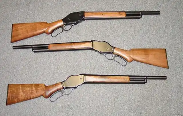 这款杠杆式霰弹枪的原理和杠杆式步枪基本类似,它的发明人就是