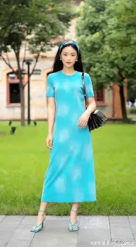 抓住夏天的尾巴,看杭州街头美女裙装的时尚穿搭示范,太值得借鉴
