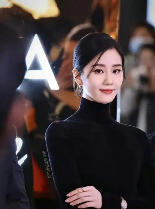 刘诗诗黑天鹅造型参加活动尽显优雅知性的魅力怼脸生图很抗打