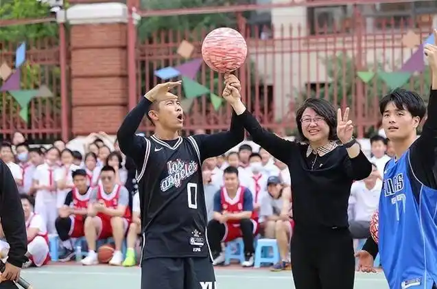 党心照耀童心悦动乐享篮球北京小学红山分校篮球嘉年华活动开幕式