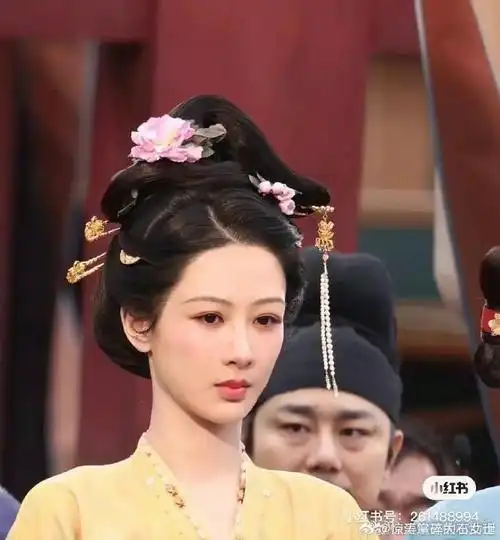 杨紫国色芳华头戴三支金钗##杨紫国色芳华黄衣簪花造型