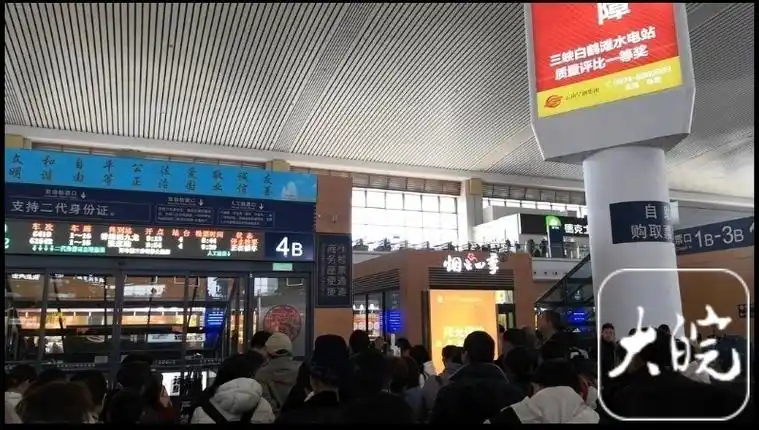 2月20日,昆明南站候车厅内候车的乘客.