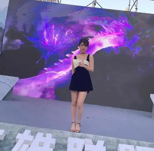 沫子去大学宣传电竞看到黑白礼服裙后粉丝集体沸腾沫子感慨还是大学