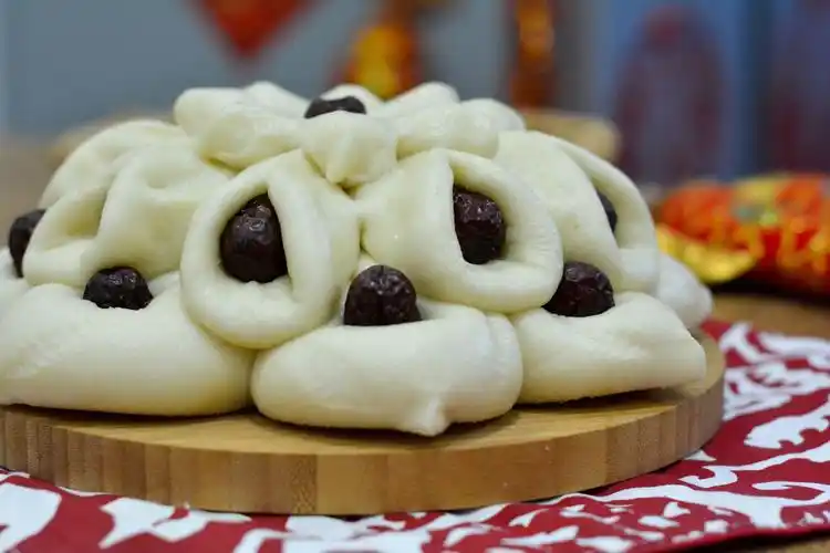 用了400克面粉的花馍有三层,足足蒸了一大锅,确实够大气.