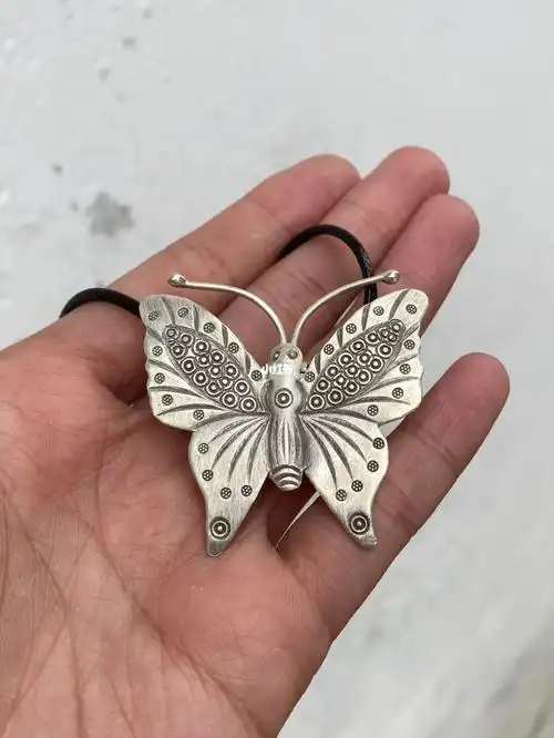 简简单单的蝴蝶吊坠