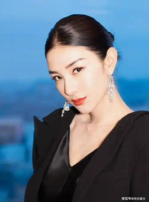 46岁黄奕晒照庆生!