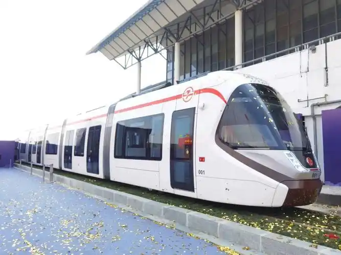 中车长客为嘉兴市打造的新一代储能式有轨电车正式命名南湖号