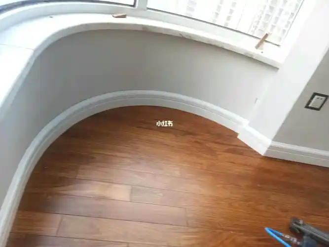 圆弧墙体,怎么装踢脚线?